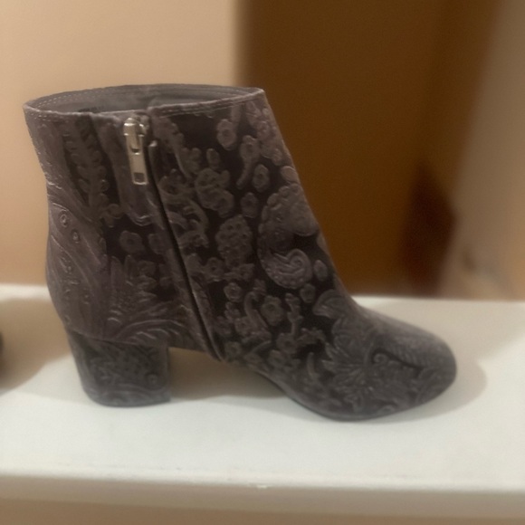 Women’s Zigi Soho Nydia Gray Paisley Velvet Ankle Booties. Size 9.5. - Picture 3 of 8